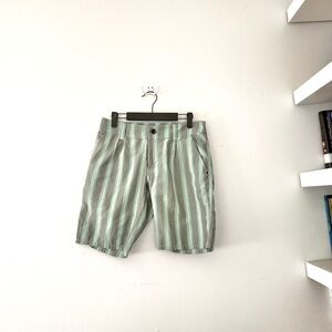 Arc'Teryx Trim Fit Lightweight Seersucker Pleaded Bermuda Shorts Women's Size 4